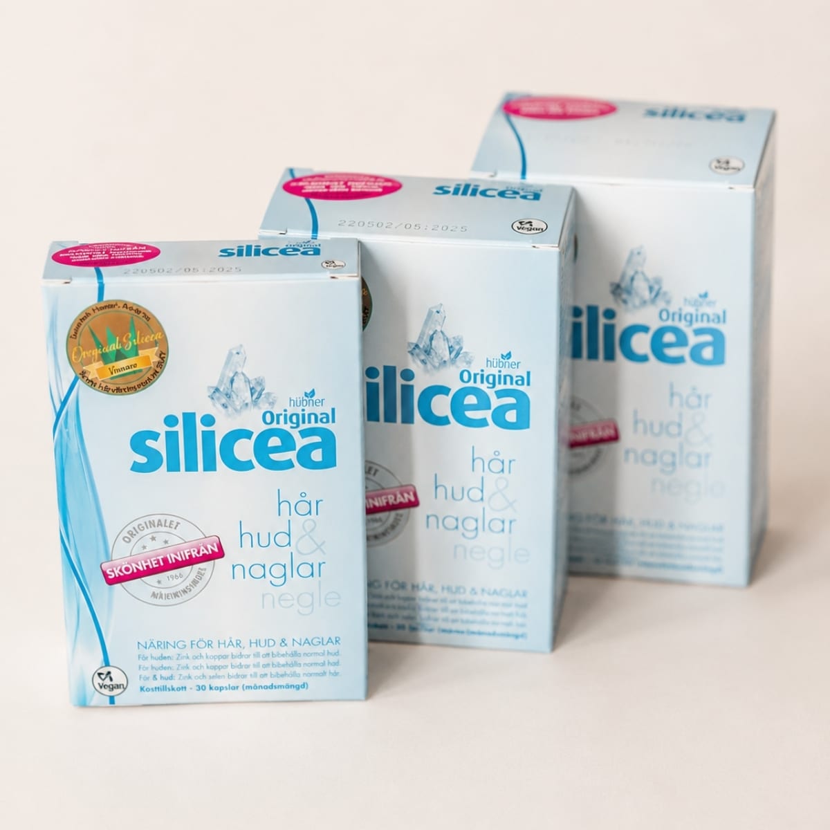 Tre förpackningar av Original Silicea kapslar i storlekarna 30, 60 och 90 kapslar.