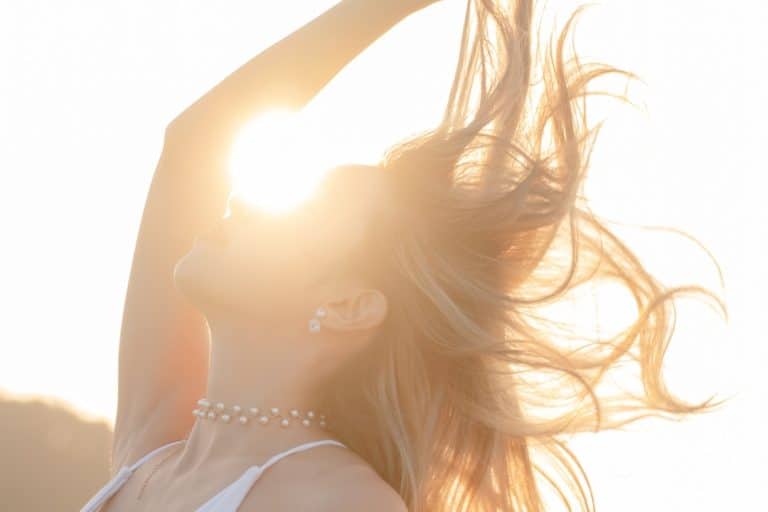 Kvinna_slanger_har_i_sol