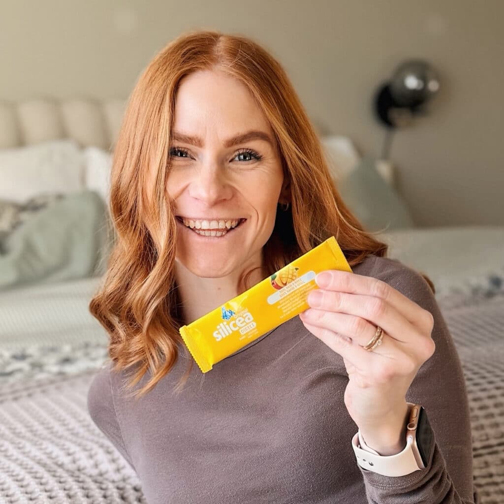 Kvinna med en dospåse Original Silicea Beauty Shots Mango & Maracuja