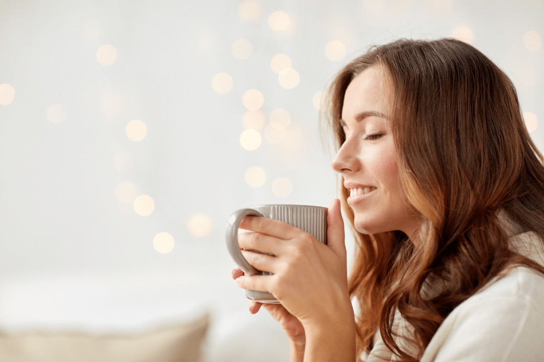 kvinna dricker kaffe