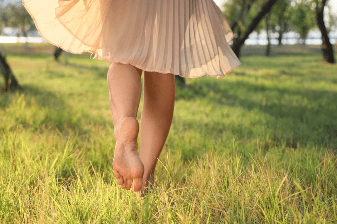 kvinna utomhus barfota