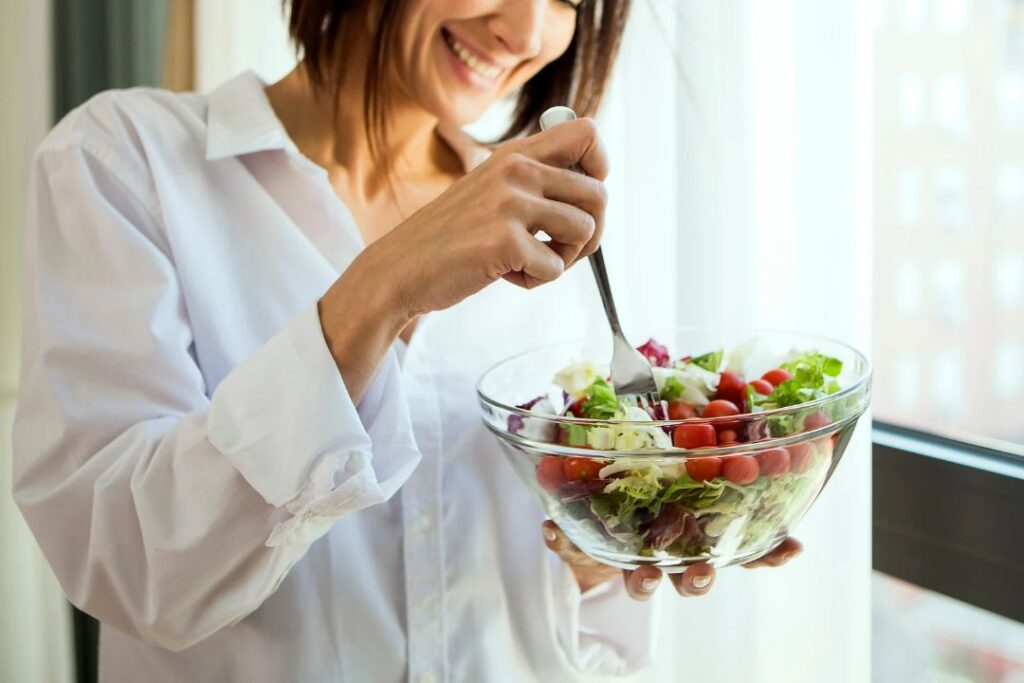 kvinna äter en nyttig sallad