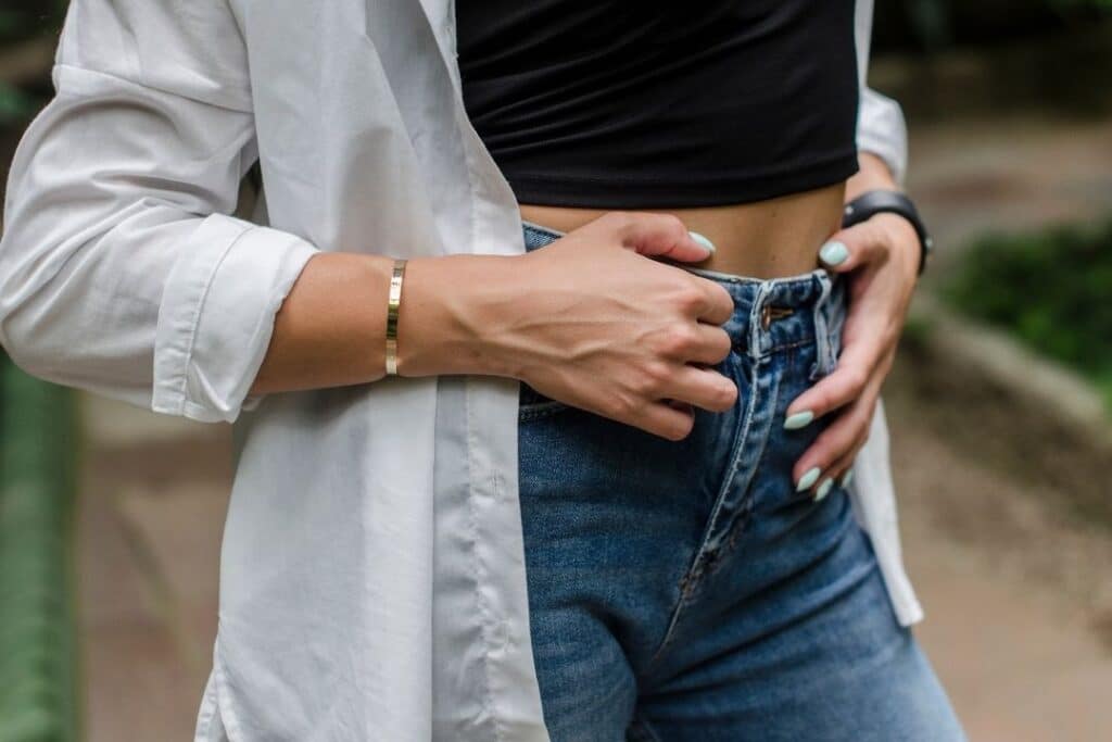 Kvinna med jeans och vit skjorta